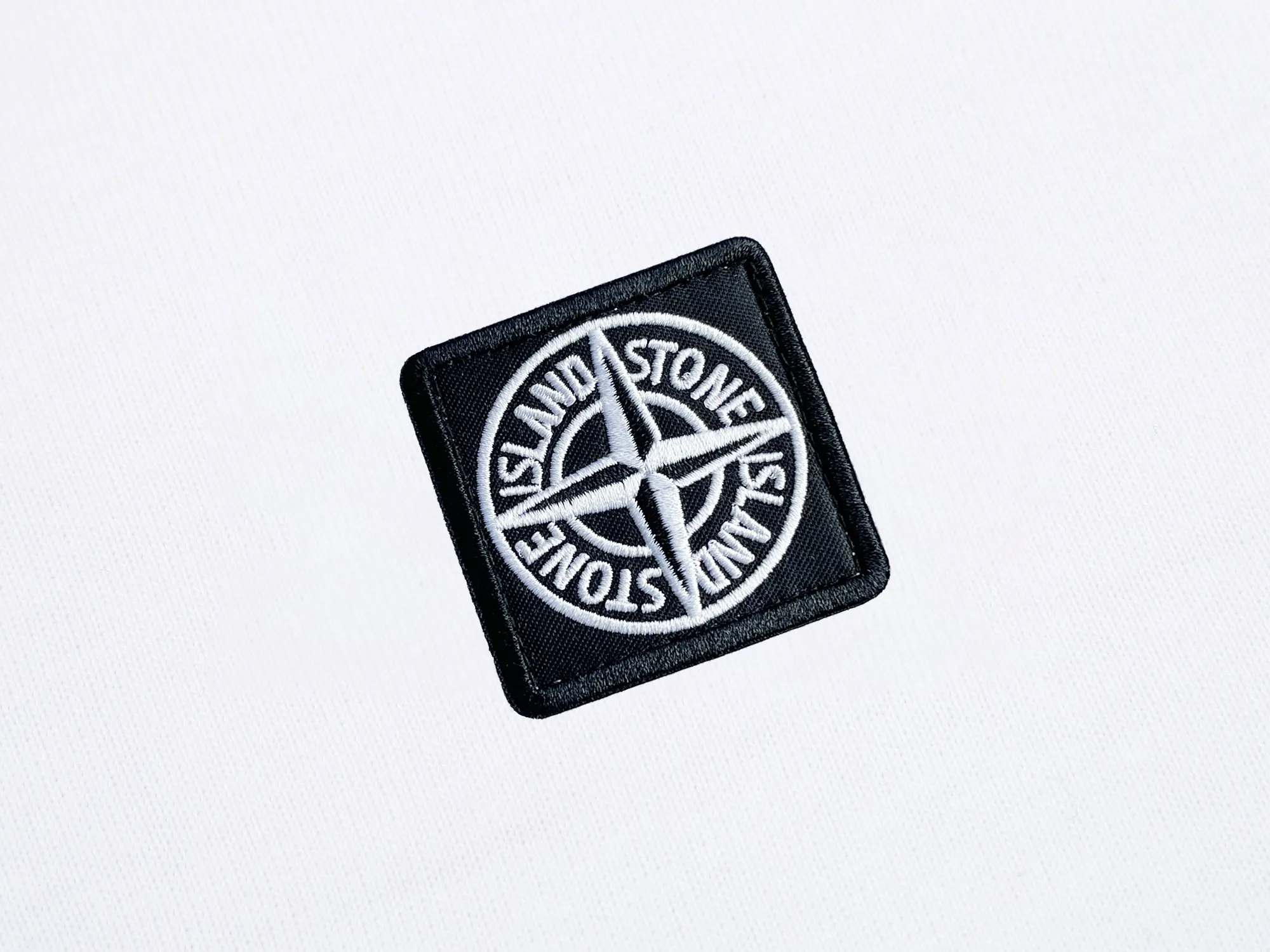 🅿️160 Stone Island Short Sleeve - Made of 280g double yarn pure cotton, the fabric color is custom-dyed and will not shrink or fade. Comfortable to the touch and super texture❤️Full set of accessories. A must-have for trendy men and trendy women, the classic off-shoulder slightly wide version is available exclusively from stock!           ⚠ Top version official website quality ❕ Color: White Black Size: S M L XL Crowd: Same style for men and women